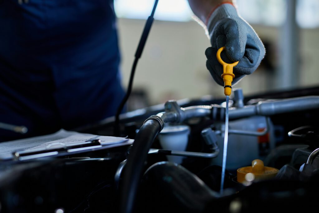 Comprobación del nivel de aceite del motor con la varilla